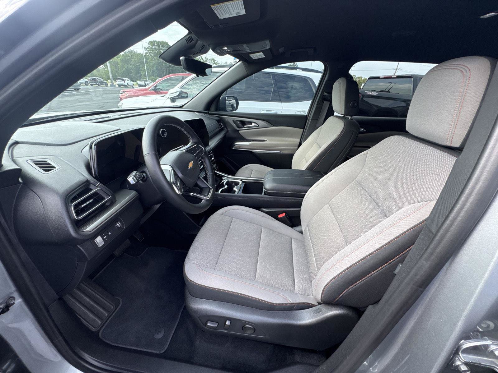 Used 2026 Chevrolet Traverse LT w/ Driver Confidence Package FWD image 7