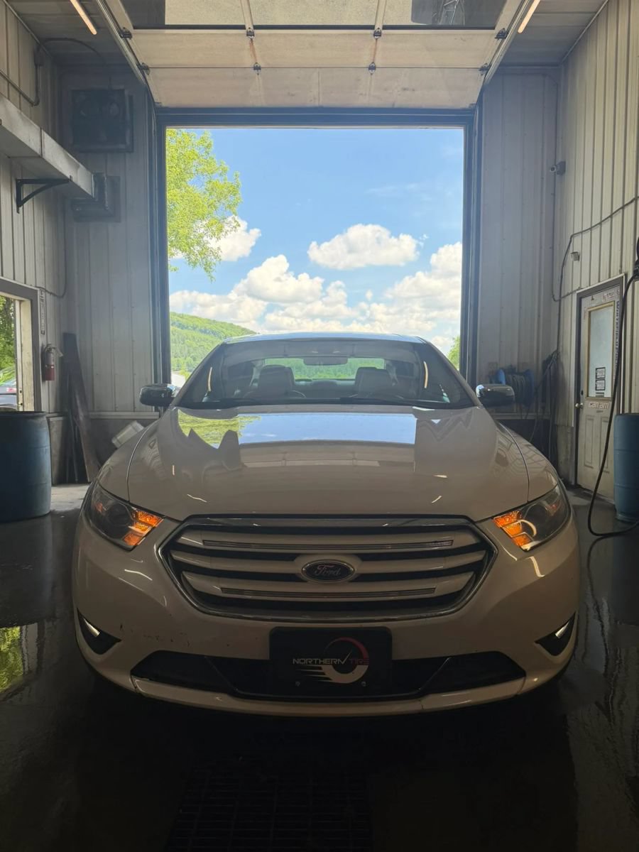 Used 2013 Ford Taurus Limited FWD image 1