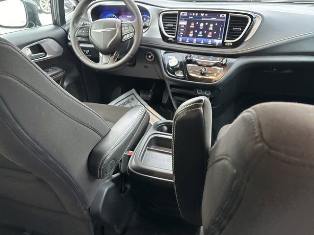 Used 2024 Chrysler Pacifica Touring image 37