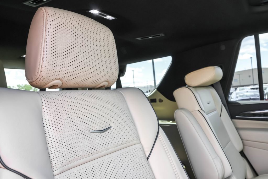 Used 2023 Cadillac Escalade Premium Luxury AWD/4WD image 36