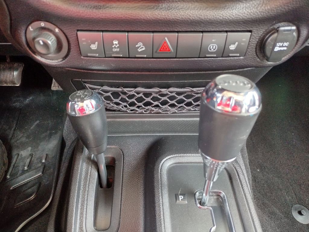 Used 2015 Jeep Wrangler Unlimited Rubicon w/ Connectivity Group AWD/4WD image 28