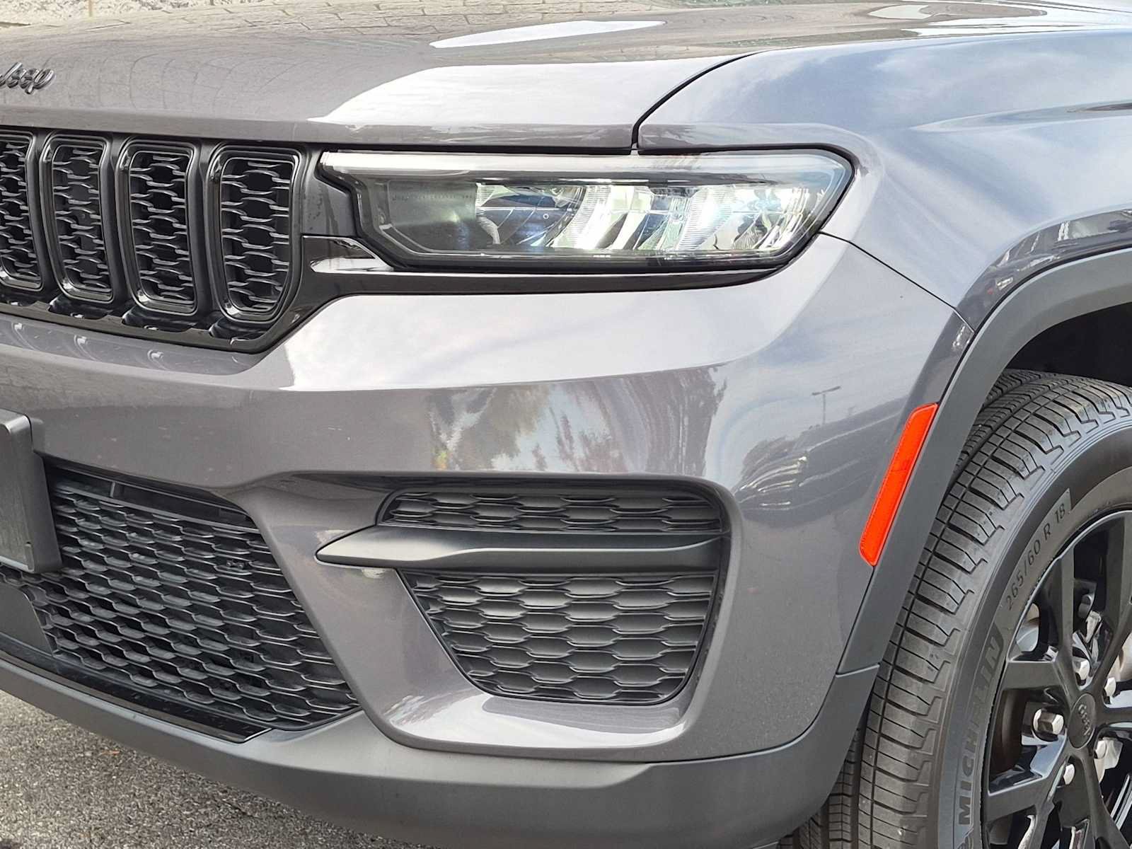 Used 2024 Jeep Grand Cherokee Altitude AWD/4WD image 11