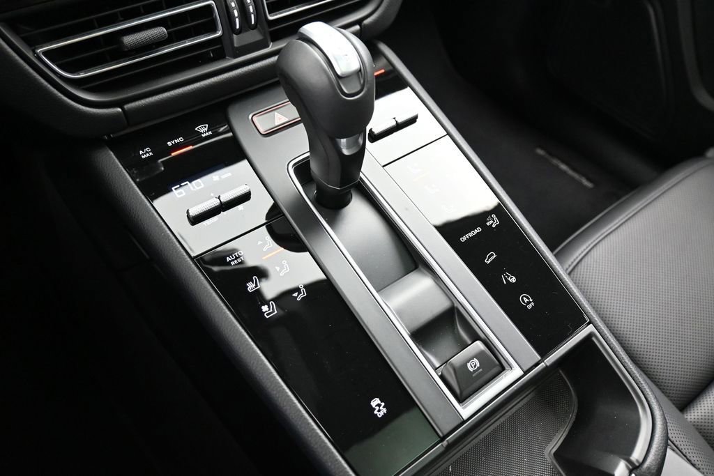 Certified 2026 Porsche Macan AWD/4WD image 21