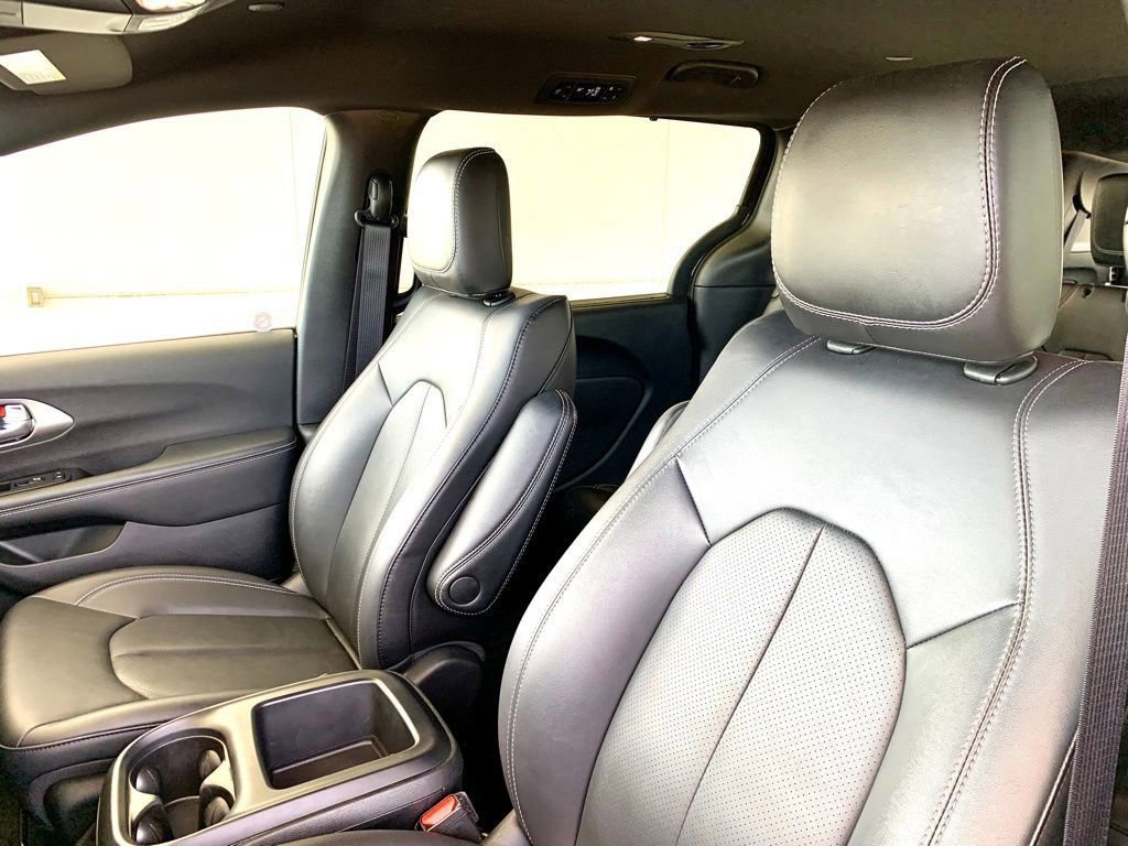 Used 2025 Chrysler Pacifica Select image 12