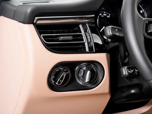 Used 2025 Porsche Macan image 11
