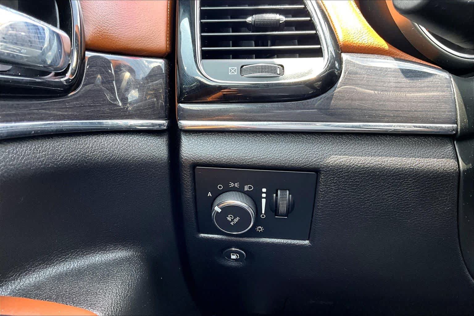 Used 2020 Jeep Grand Cherokee Overland RWD image 36