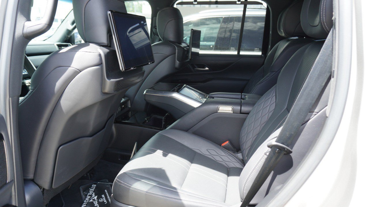 Used 2022 Lexus LX 600 4WD w/ Accessory Package (Z1) image 11