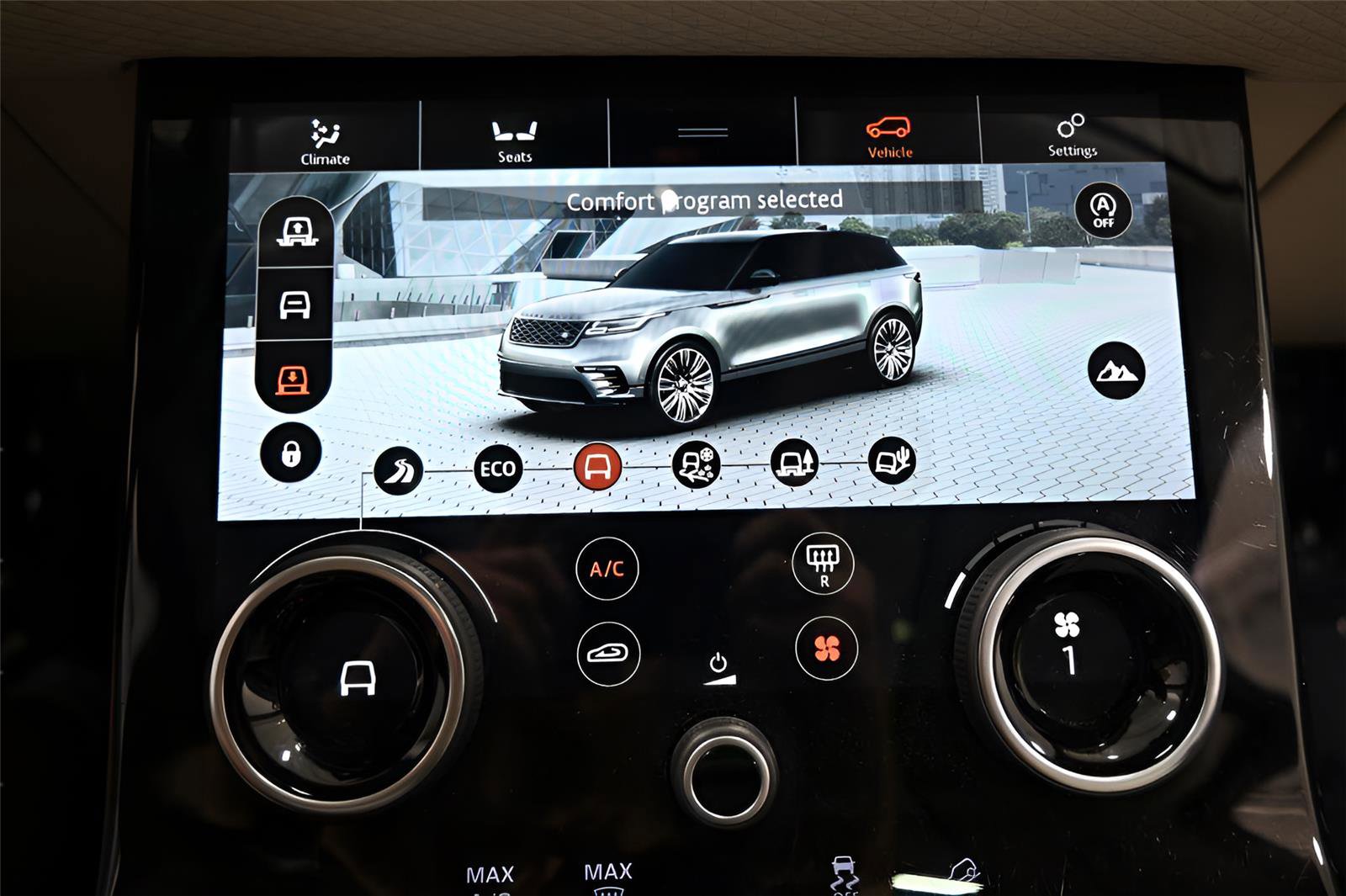 Used 2018 Land Rover Range Rover Velar R-Dynamic SE AWD/4WD image 25