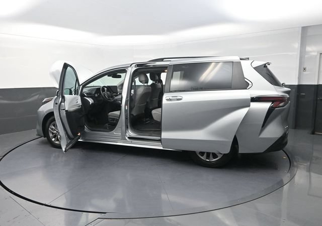 Used 2025 Toyota Sienna XLE FWD image 42