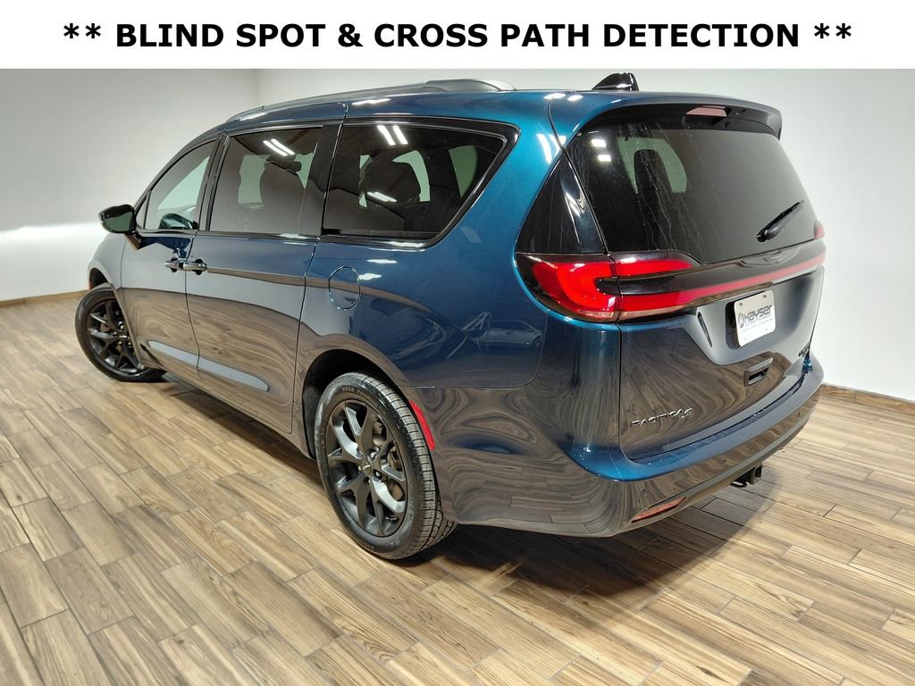 Used 2025 Chrysler Pacifica Limited w/ Trailer Tow Group AWD/4WD image 11