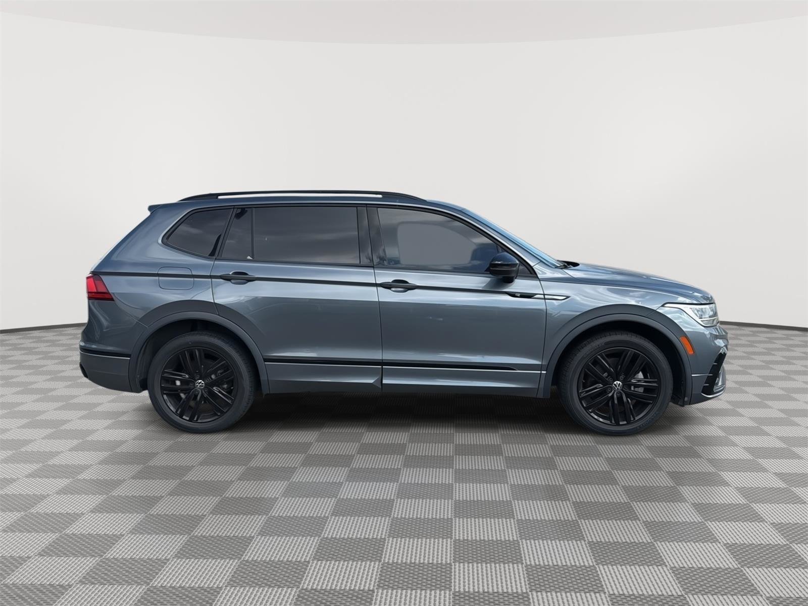 Used 2022 Volkswagen Tiguan SE R-Line image 6