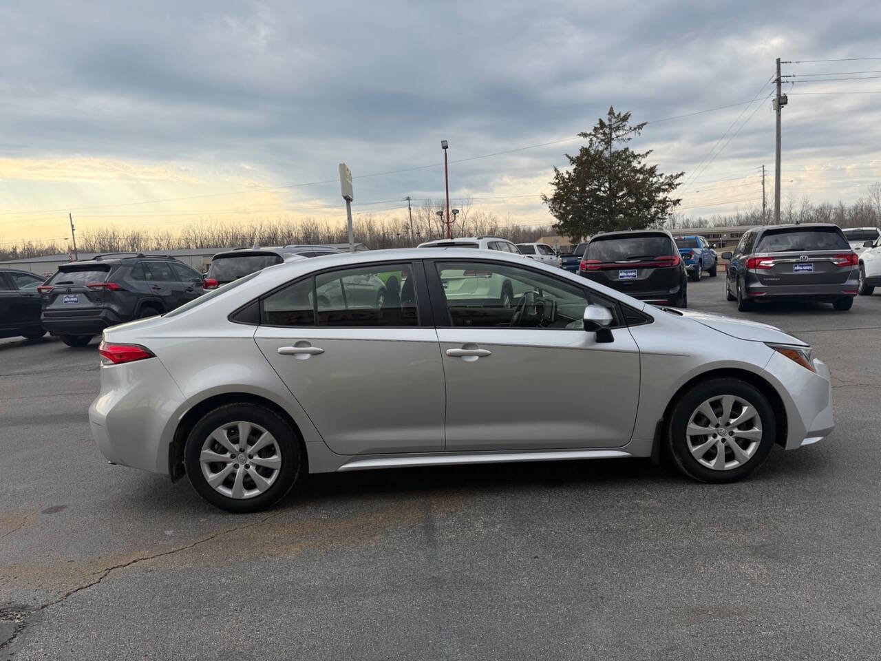 Used 2020 Toyota Corolla LE FWD image 5