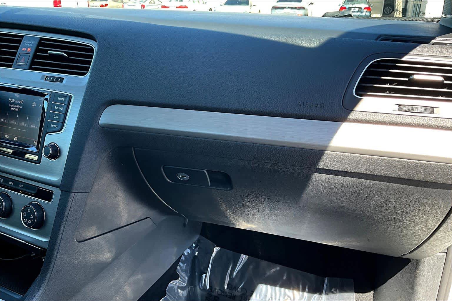 Used 2015 Volkswagen Golf S FWD image 18