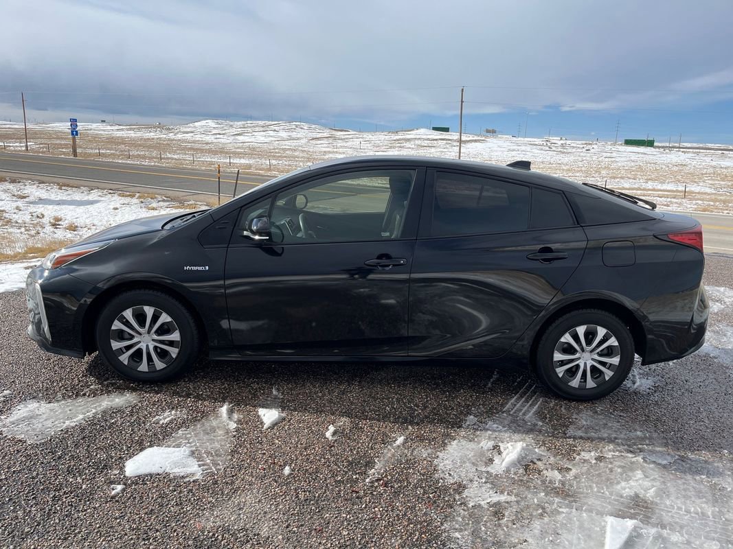 Used 2022 Toyota Prius LE image 2