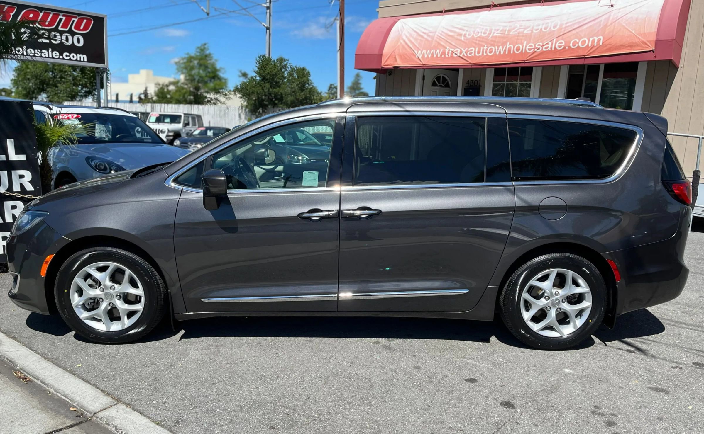 Used 2017 Chrysler Pacifica Touring-L Plus w/ Tire & Wheel Group FWD image 4