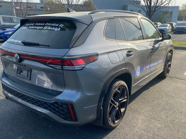Used 2025 Volkswagen Tiguan SE R-Line image 4