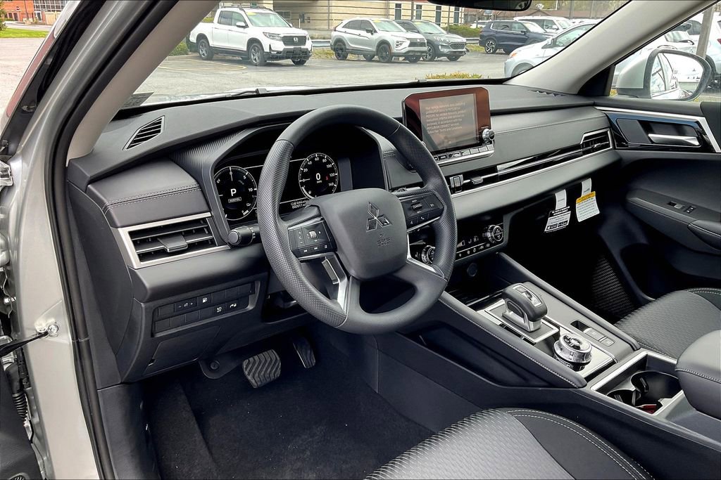 New 2025 Mitsubishi Outlander ES image 6
