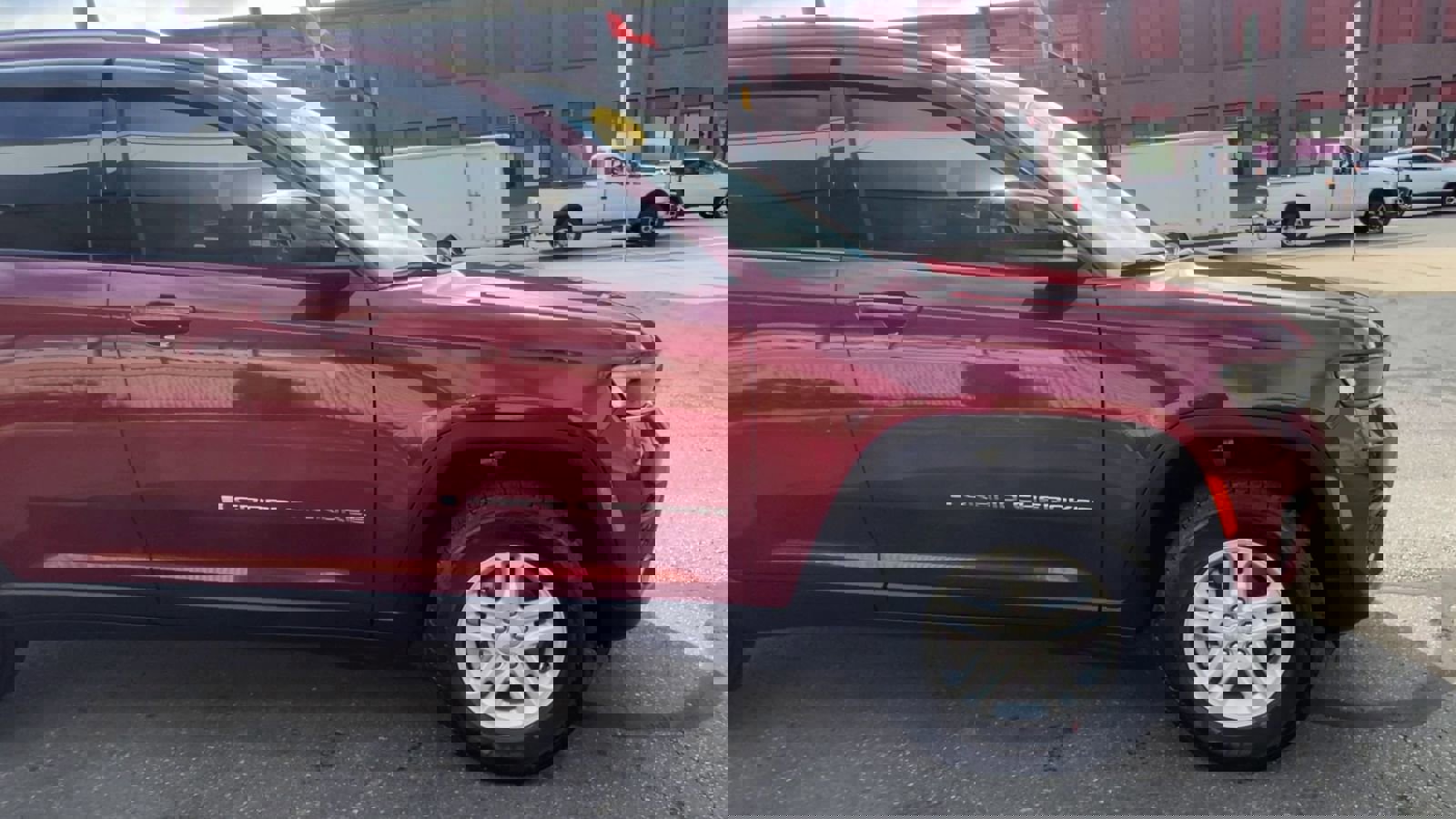 Used 2023 Jeep Grand Cherokee Laredo image 29