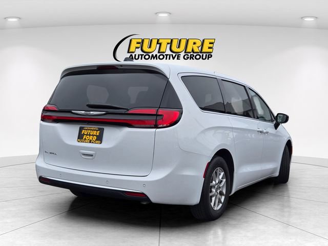 Used 2024 Chrysler Pacifica Touring-L image 4