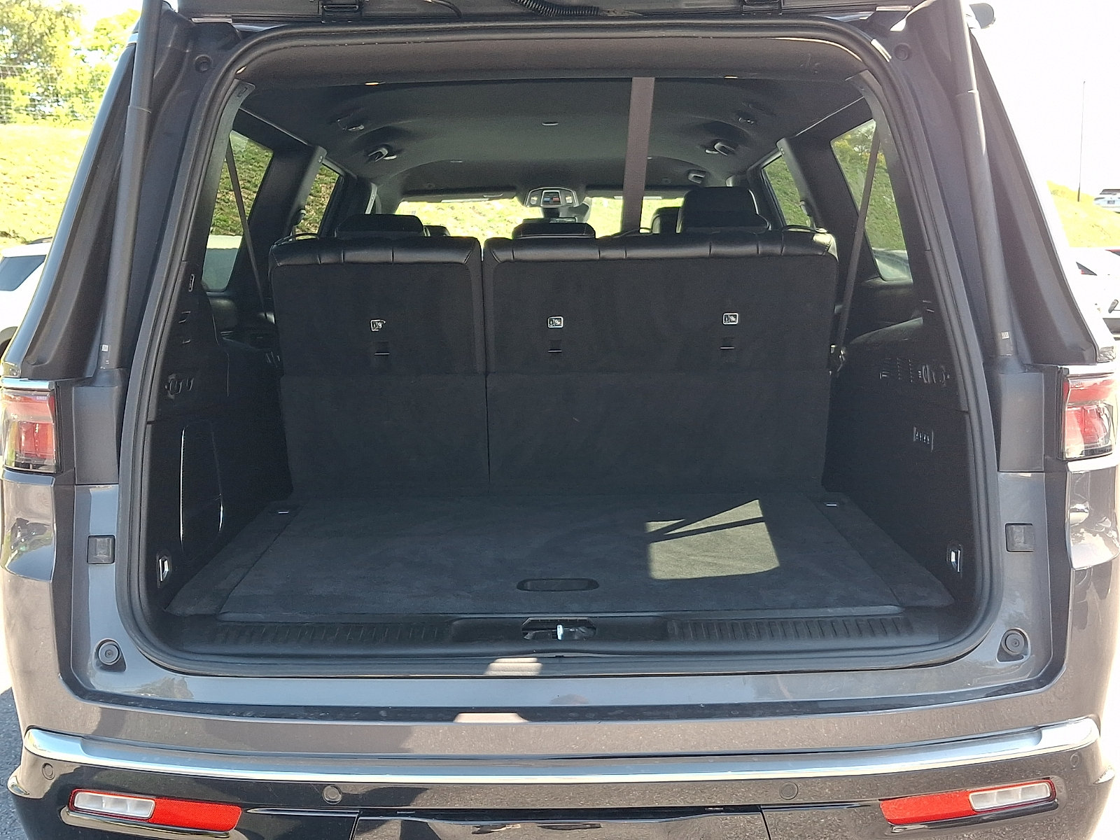 Used 2024 Jeep Wagoneer L Series II w/ Flexible Seating Group AWD/4WD image 32