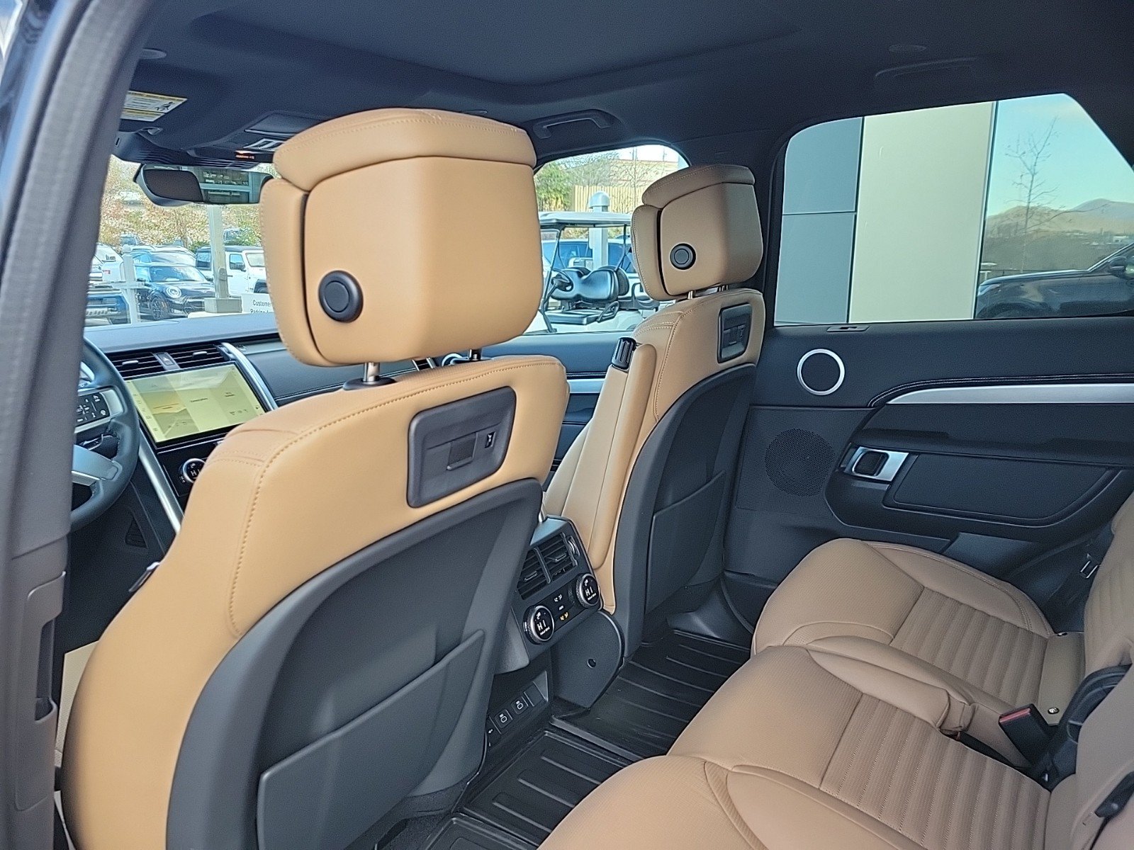 Used 2025 Land Rover Discovery Dynamic SE AWD/4WD image 18