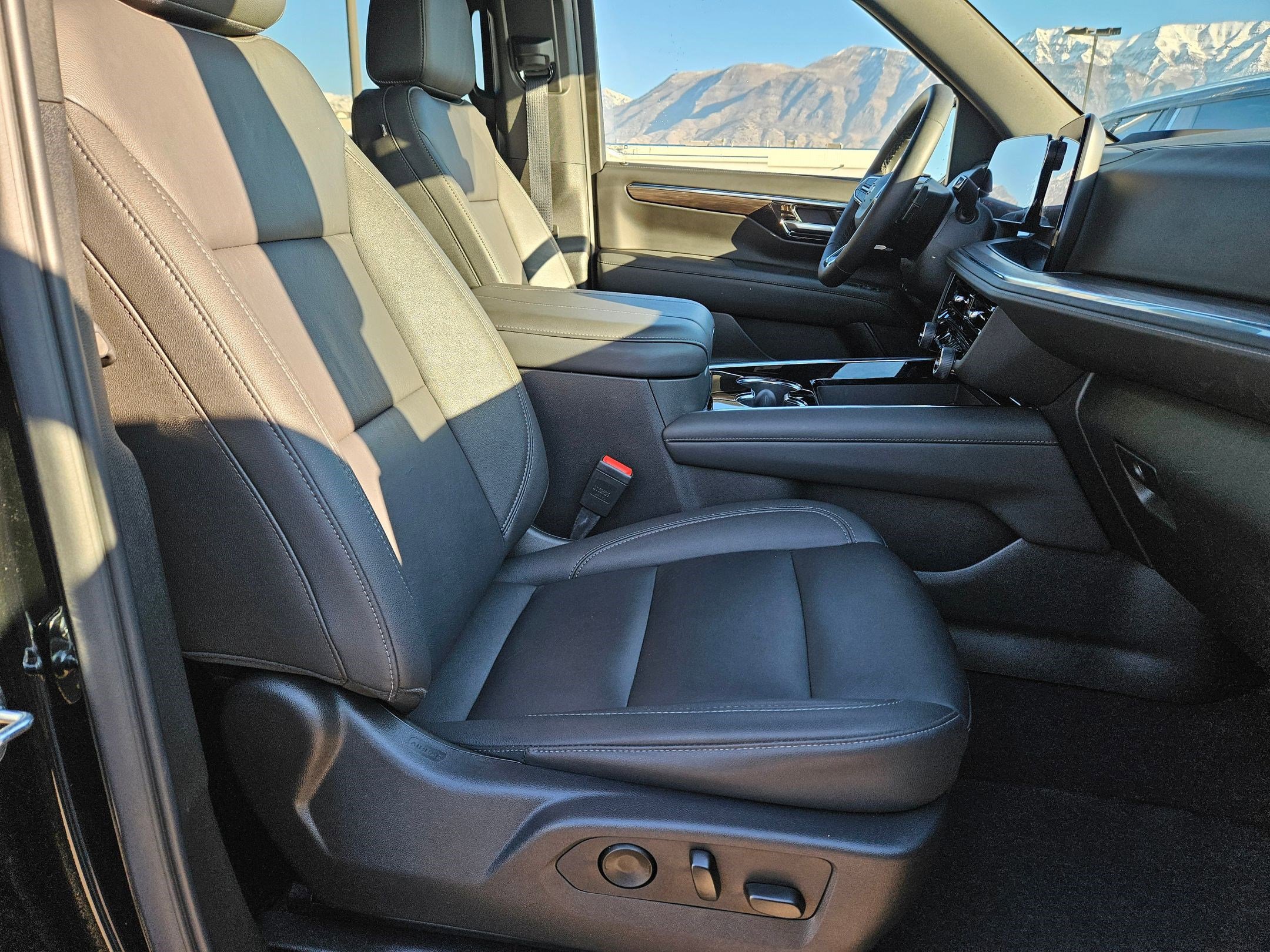 Used 2025 Chevrolet Suburban Z71 w/ Comfort Package image 32