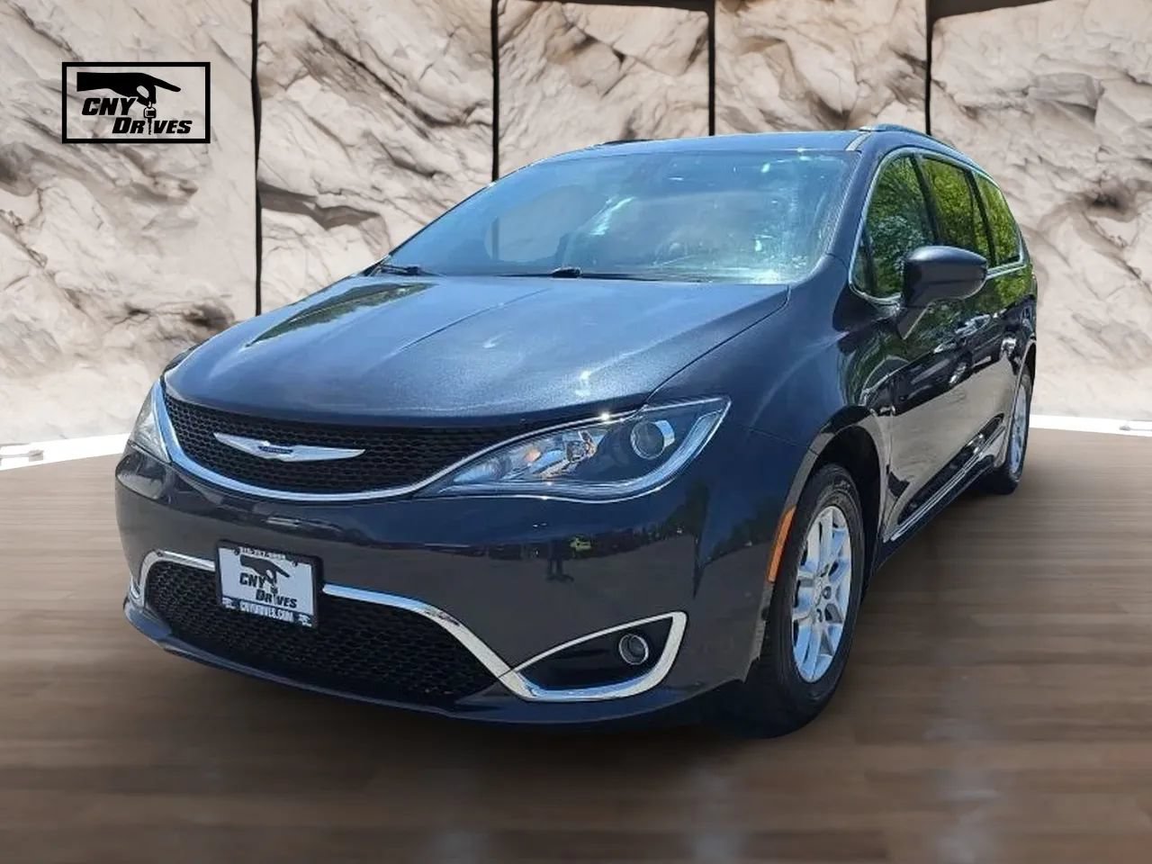 Used 2020 Chrysler Pacifica Touring-L FWD image 1