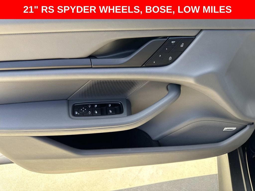 Used 2023 Porsche Taycan image 15