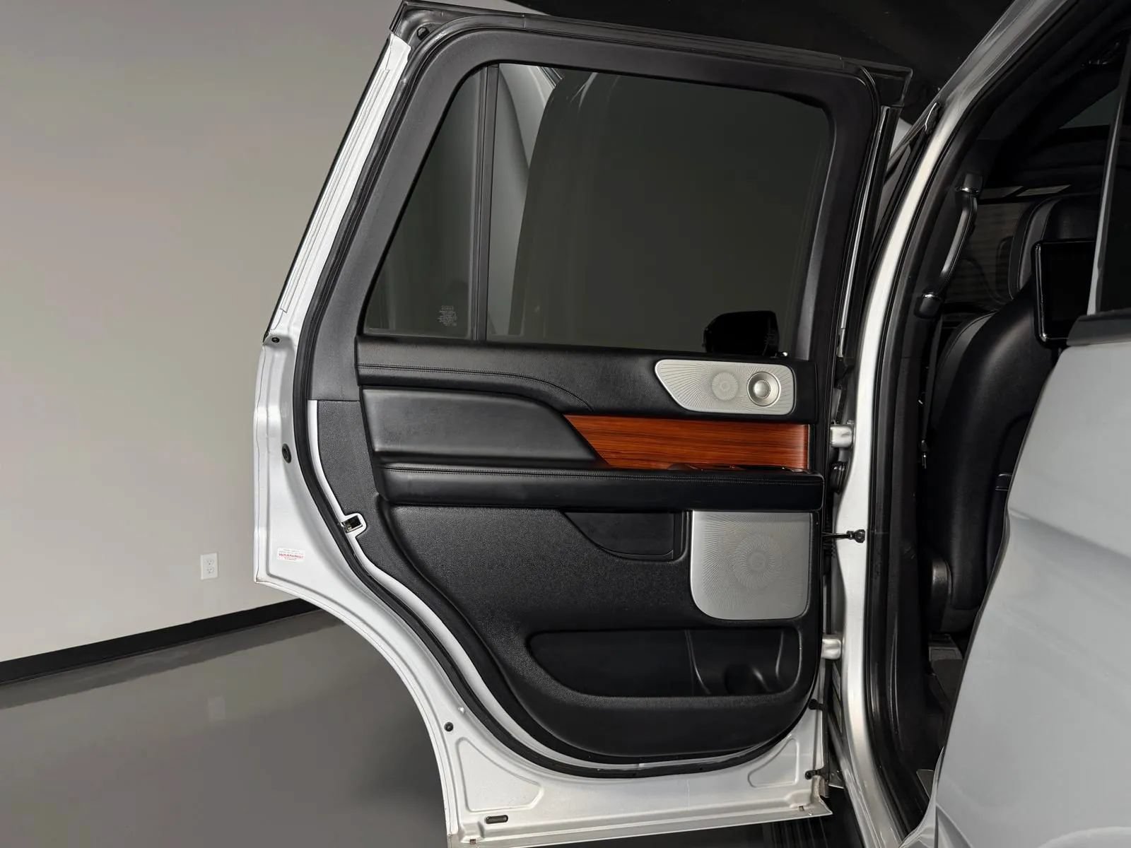Used 2018 Lincoln Navigator Reserve w/ Technology Package AWD/4WD image 19