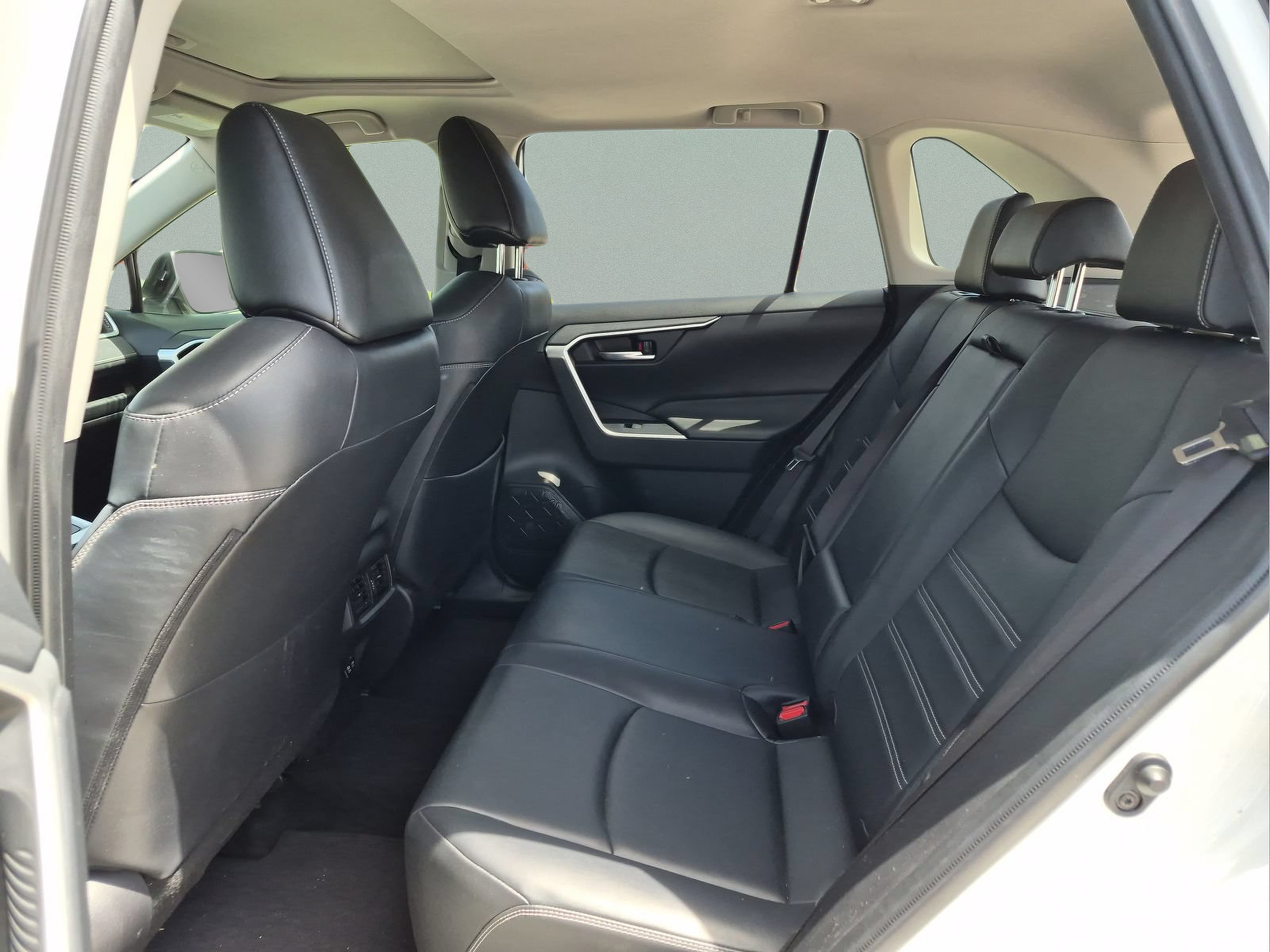 Used 2019 Toyota RAV4 XLE Premium FWD image 17