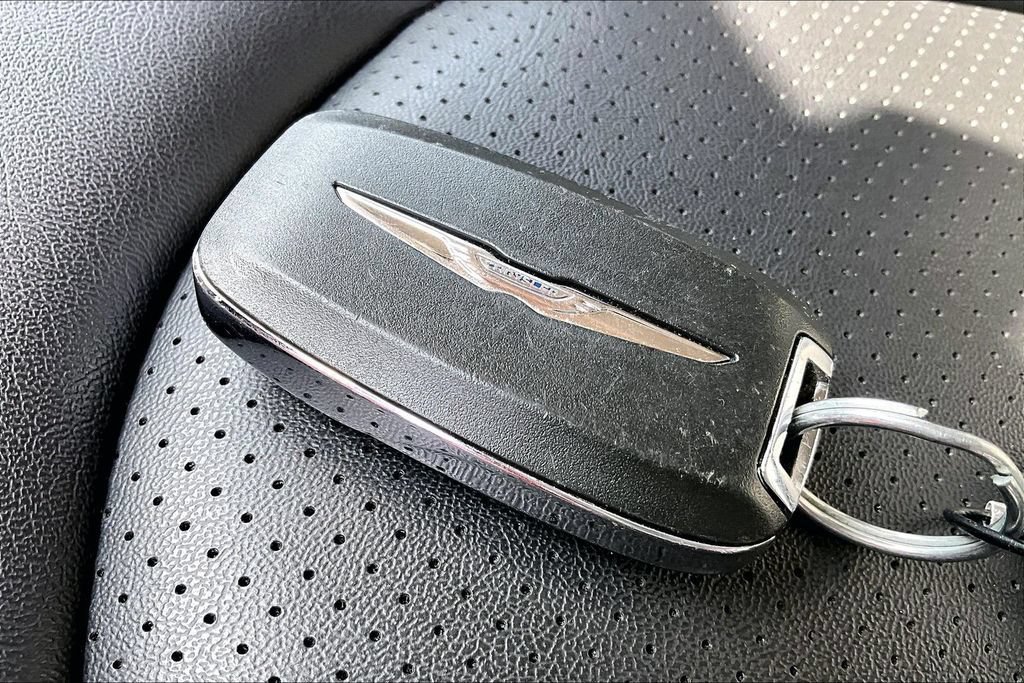 Used 2024 Chrysler Pacifica Touring-L FWD image 12