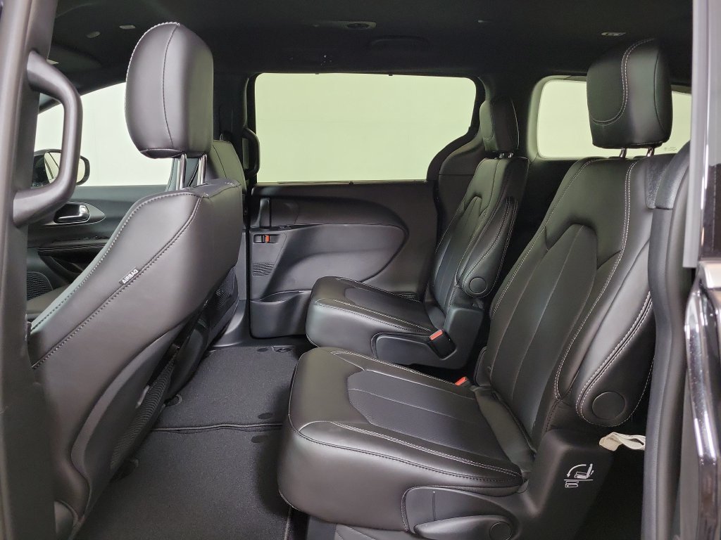 New 2027 Chrysler Pacifica Select FWD image 23