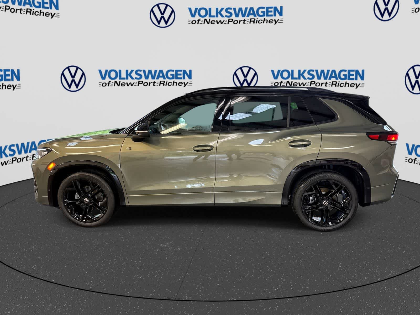 New 2026 Volkswagen Tiguan SE R-Line FWD image 11