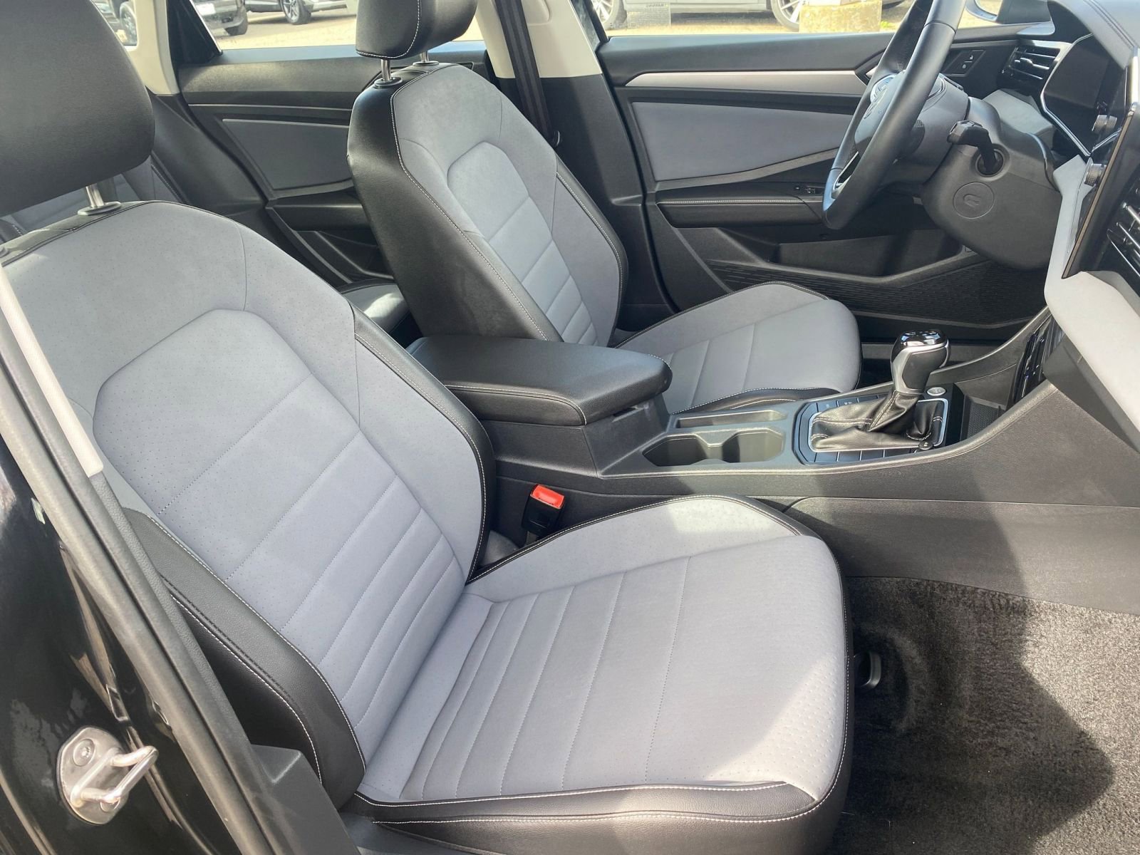 Used 2025 Volkswagen Jetta SE image 36