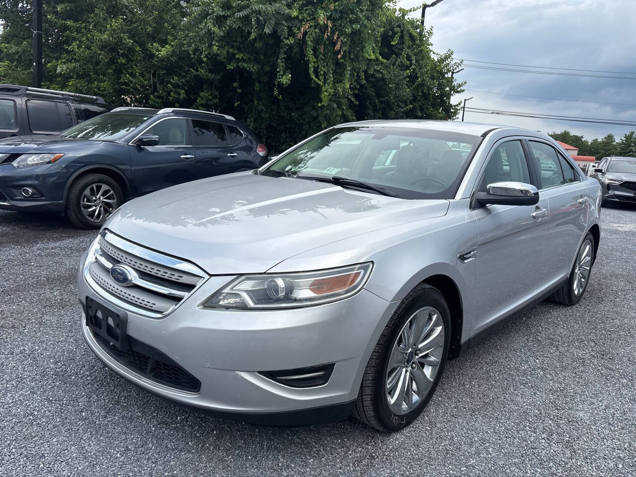 Used 2010 Ford Taurus Limited FWD image 1