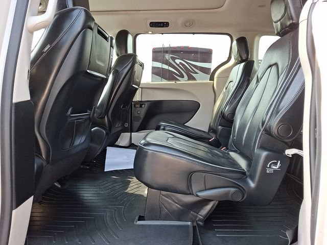 Used 2017 Chrysler Pacifica Limited FWD image 13