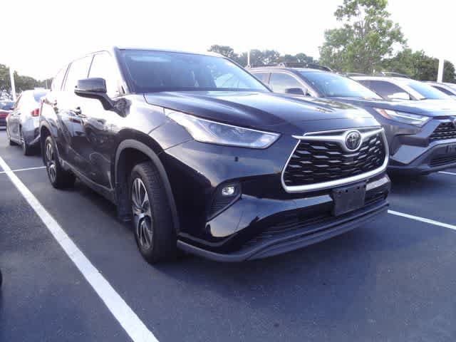 Used 2021 Toyota Highlander XLE AWD/4WD image 3
