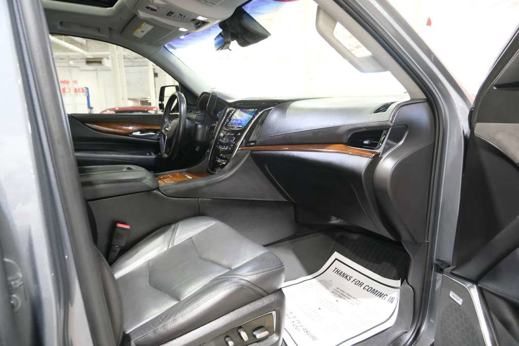 Used 2018 Cadillac Escalade Premium Luxury AWD/4WD image 34