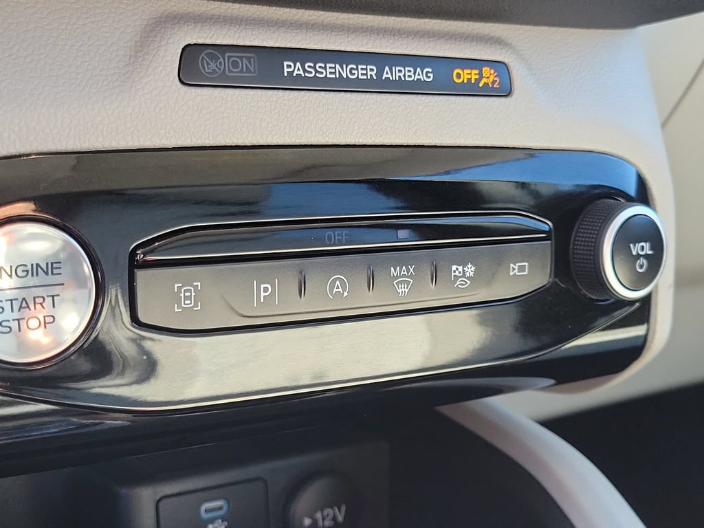 Used 2023 Ford Escape Platinum w/ Premium Technology Package AWD/4WD image 29