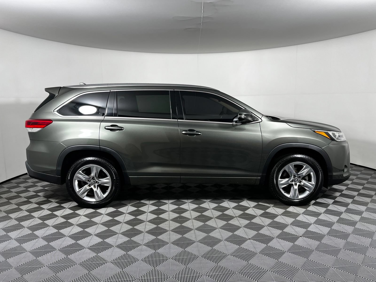 Certified 2017 Toyota Highlander Limited FWD image 4