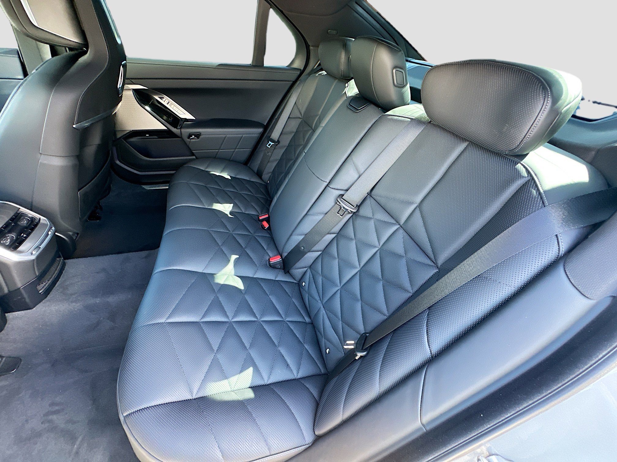 Used 2023 BMW 740i w/ Parking Assistance Package image 26