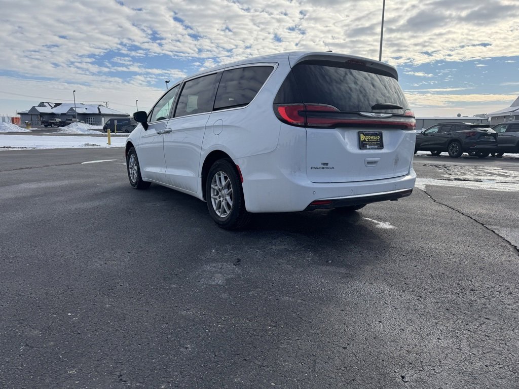 Used 2024 Chrysler Pacifica Touring-L image 13