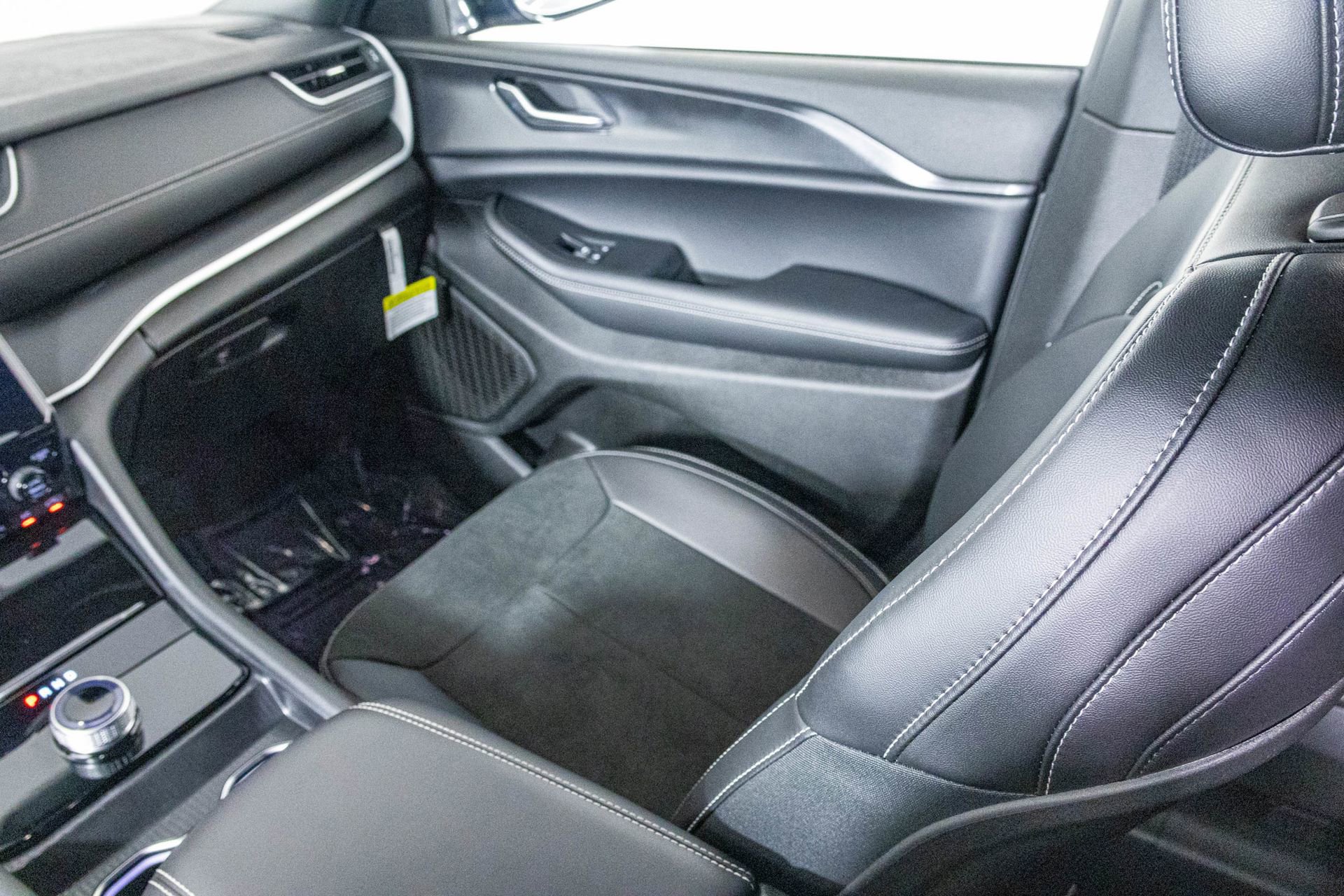 New 2025 Jeep Grand Cherokee Altitude image 34