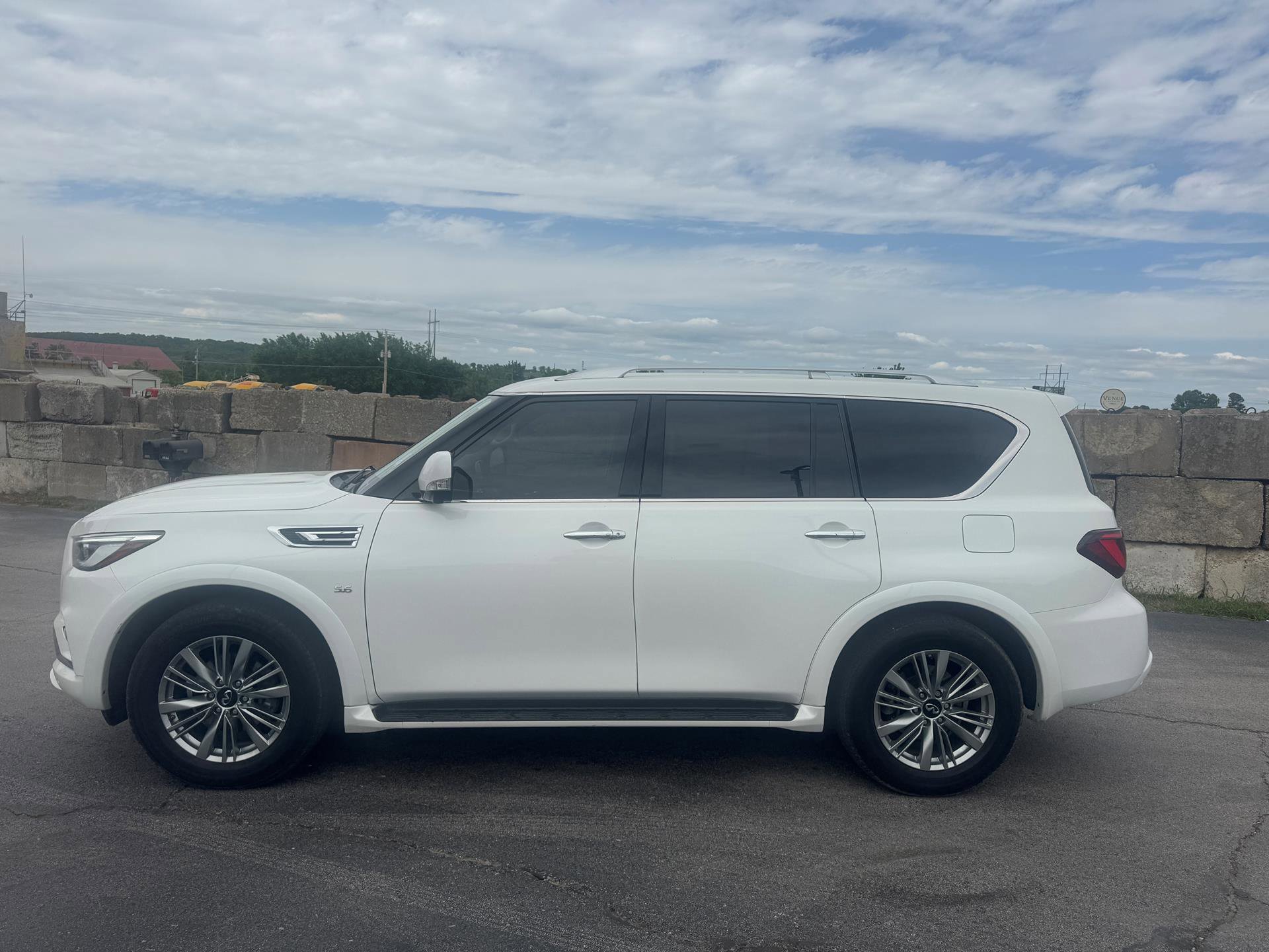 Used 2019 INFINITI QX80 Luxe w/ Cargo Package AWD/4WD image 3