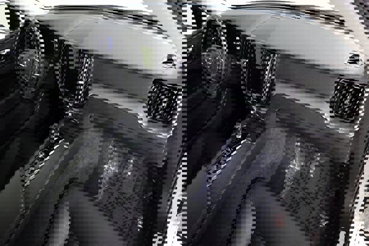 Used 2024 Volvo XC60 T8 Core image 12