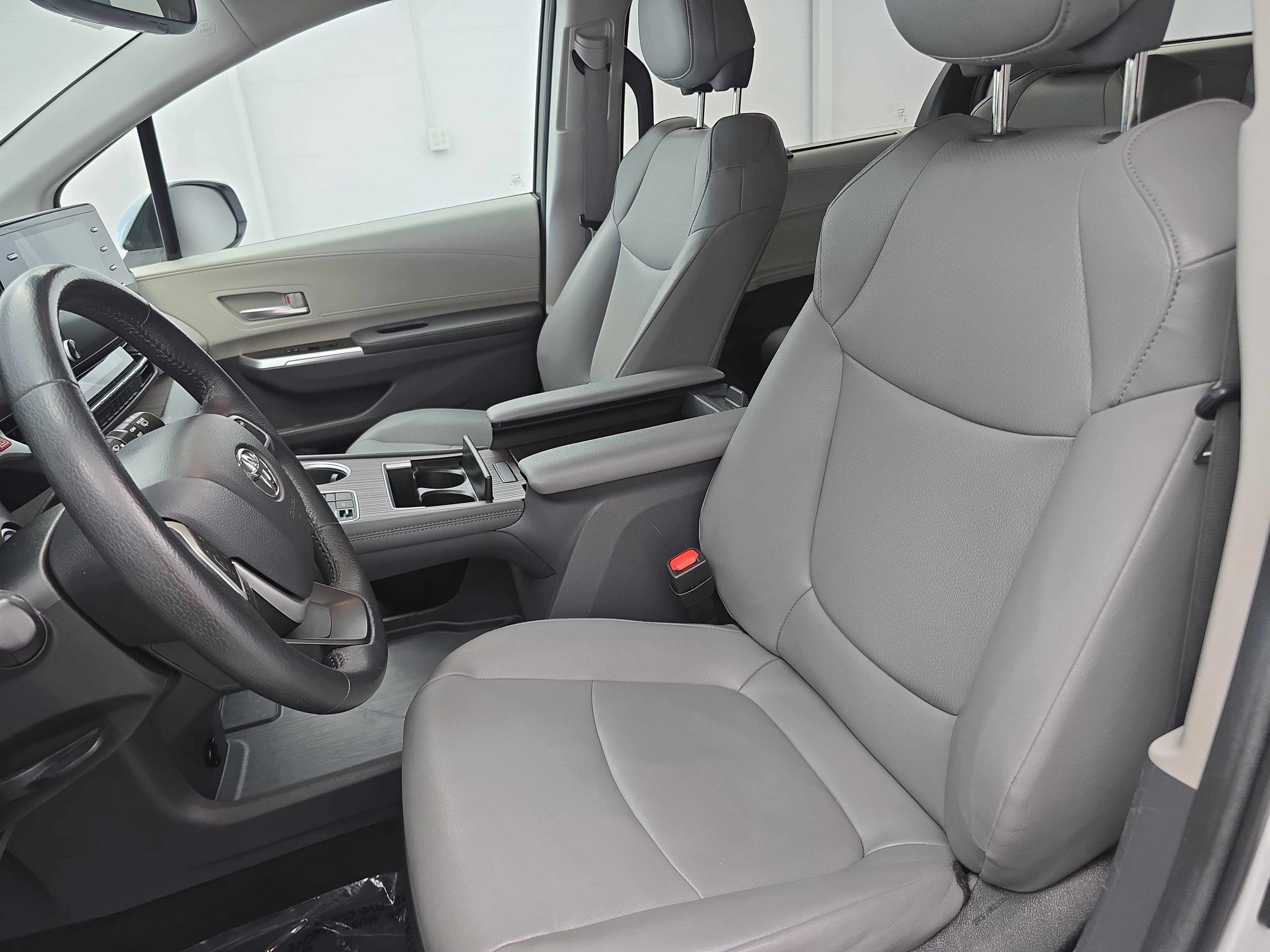 Used 2024 Toyota Sienna XLE FWD image 16