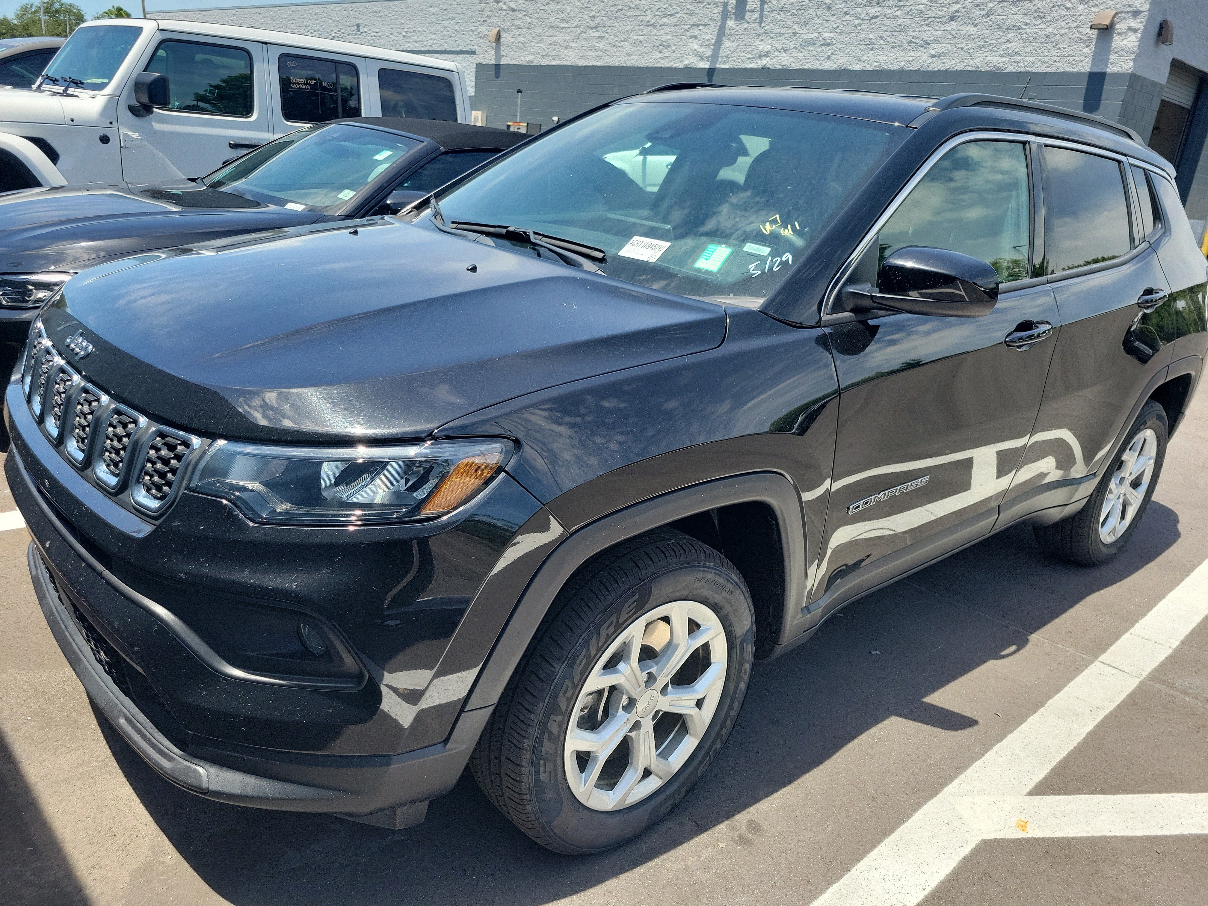 Used 2024 Jeep Compass Latitude AWD/4WD image 2