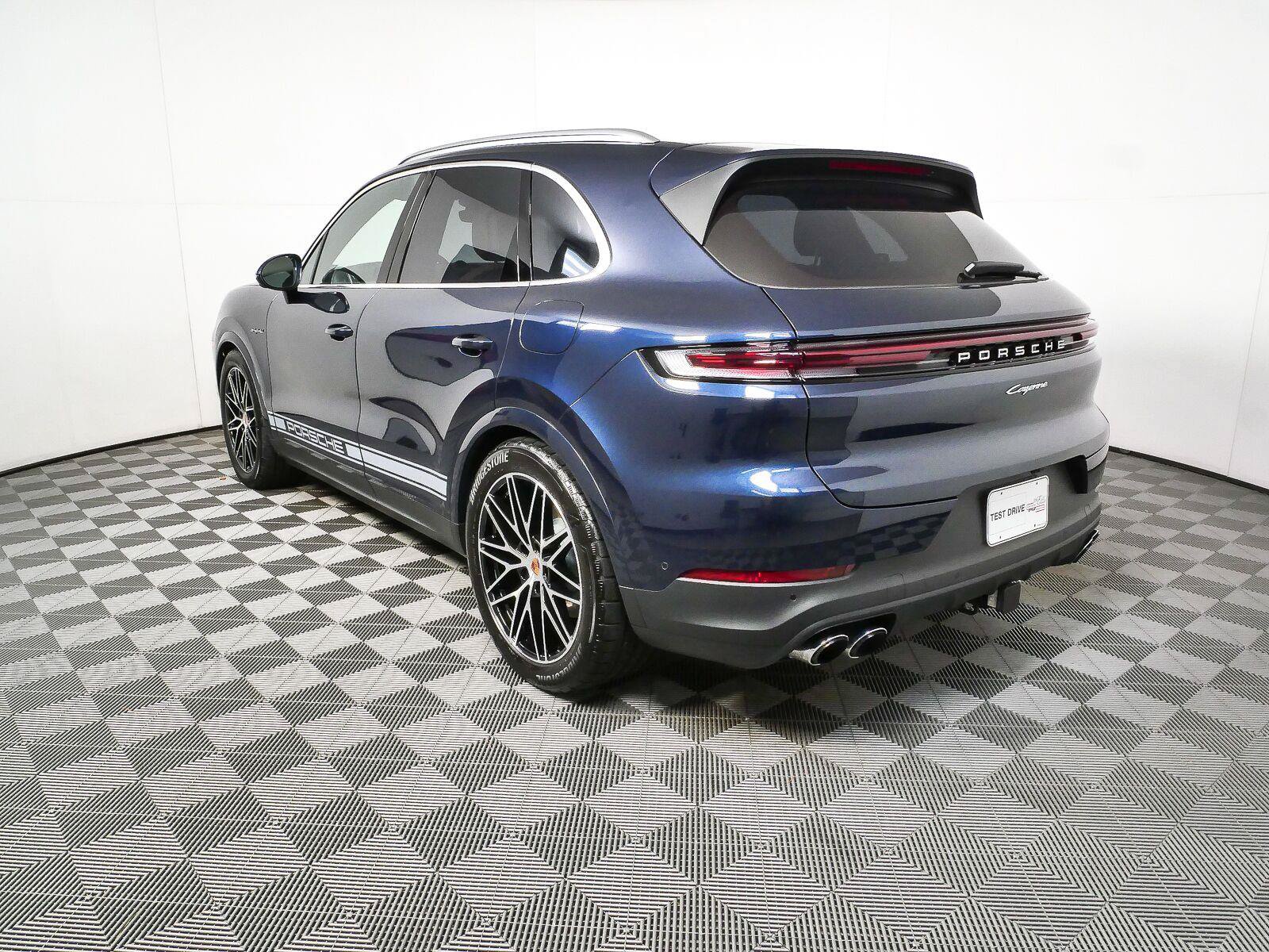 Certified 2026 Porsche Cayenne E-Hybrid AWD/4WD image 3