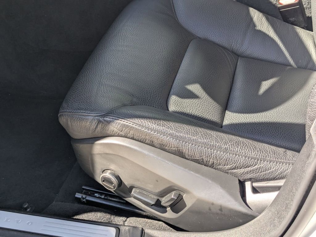 Used 2025 Volvo V60 B5 Cross Country Plus image 23