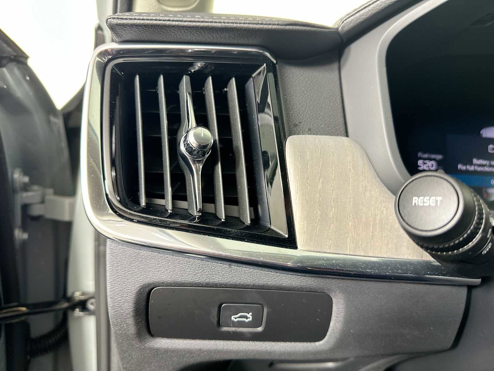 Used 2025 Volvo V90 B6 Cross Country Ultra w/ Climate Package image 10